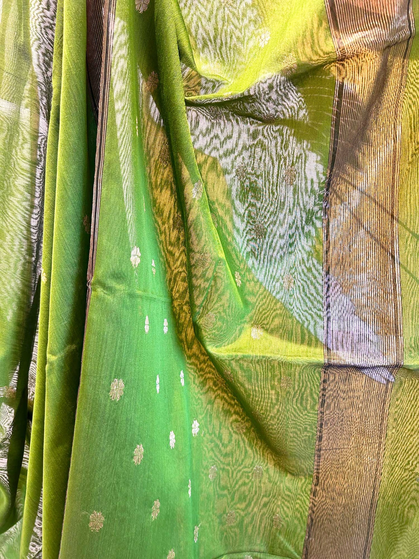 Green Handwoven with Zari Booti - Pure Maheshwari Silk